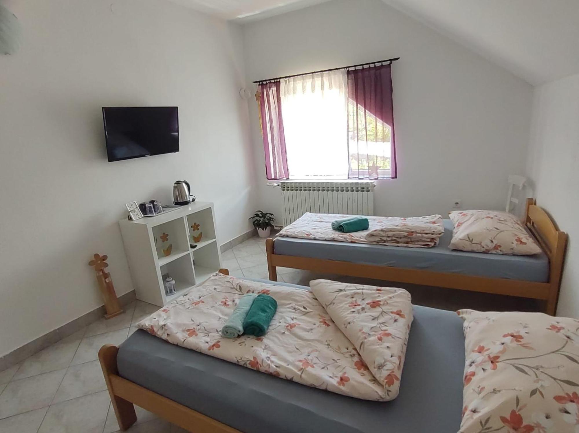 Gračac Apartment Ada Bed & Breakfast חדר תמונה